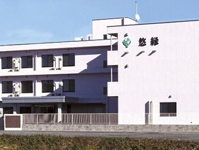 白い建物の外観