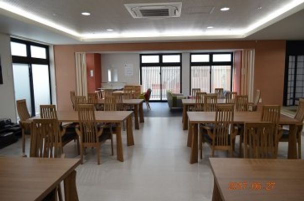 広々とした明るい食堂