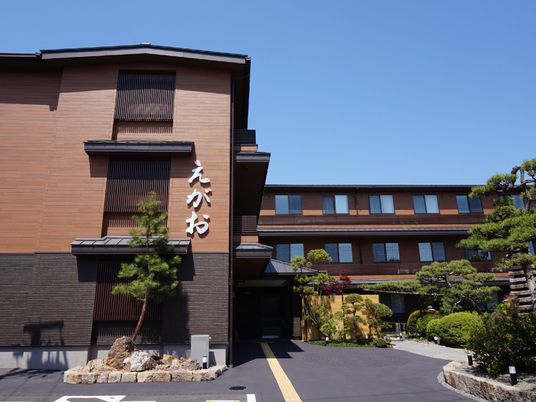 木目調の落ち着いた施設外観