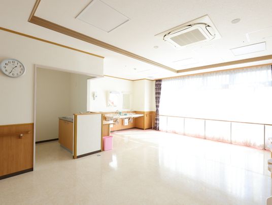 広々とした明るい居室