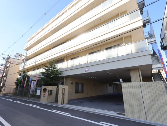 清潔なビルの外観