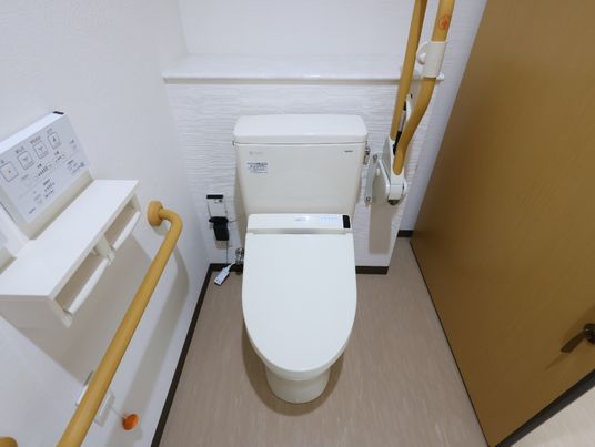 バリアフリー設計のトイレ