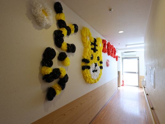 廊下に飾られた壁アート