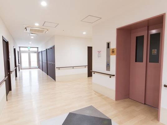 明るく広い廊下