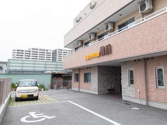 明るいエントランスの外観