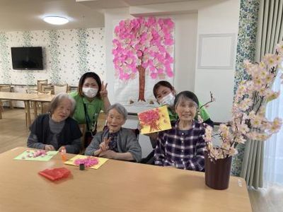 桜飾り付けする居室