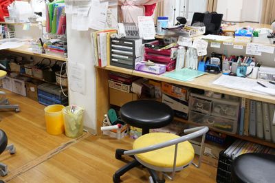 文房具が置かれた椅子付きデスク