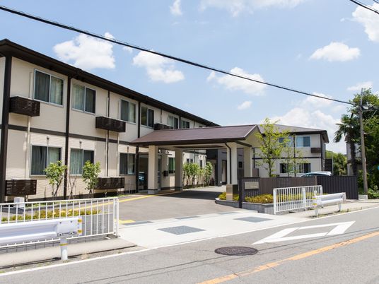 外観の建物とエントランス