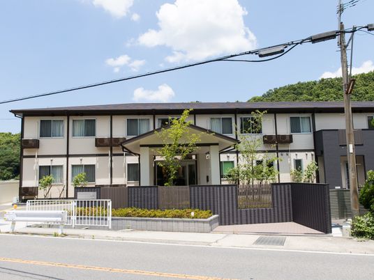 モダンな建物のエントランス