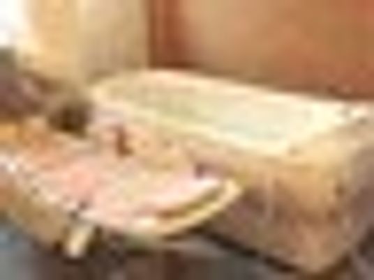 木製の浴槽と椅子がある浴室