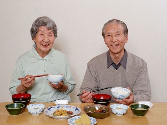 笑顔で働く食事のシーン