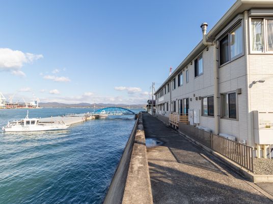 海沿いの施設外観