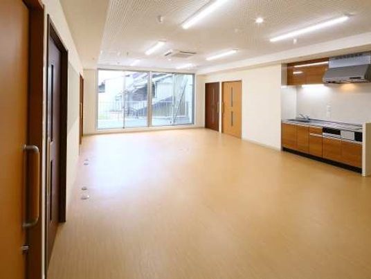 広々とした明るい居室