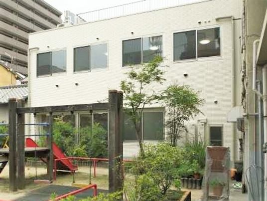 白い建物の中庭