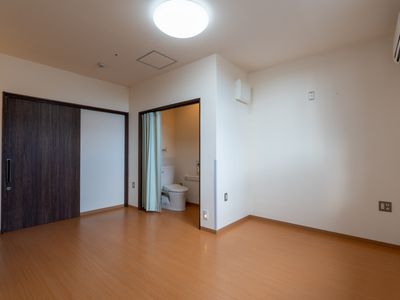 明るい個室の居室