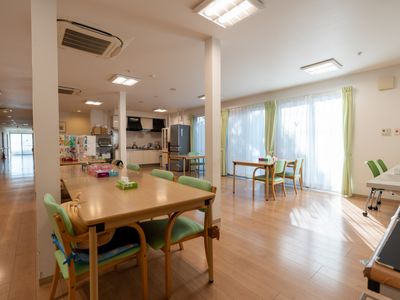 日差しが注ぐ空間の食堂