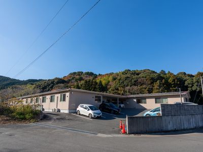 自然が広がる建物外観