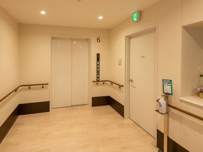 廊下にエレベーターと手すり