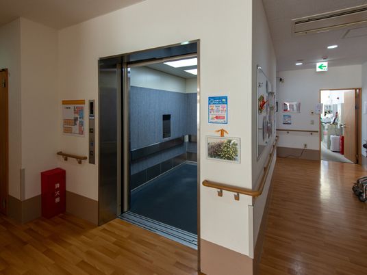 廊下のエレベーターと案内板
