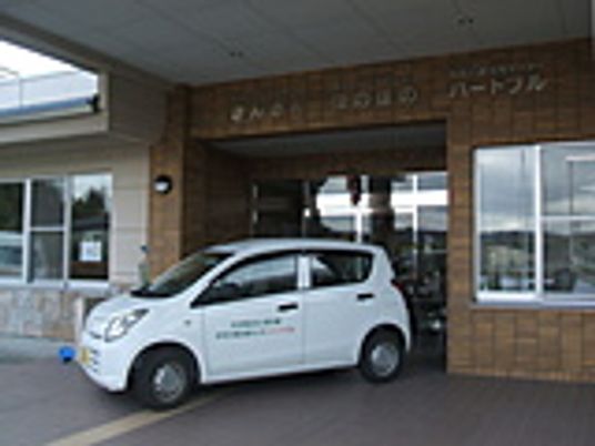 笑顔のスタッフが歓迎する玄関