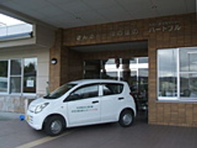笑顔のスタッフが歓迎する玄関