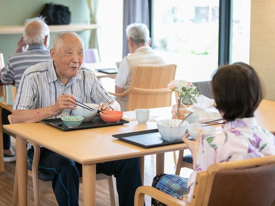 食事を楽しむ高齢者の様子