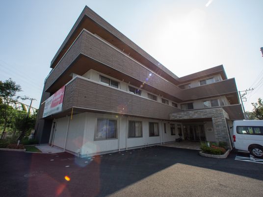 明るい外観の建物のエントランス