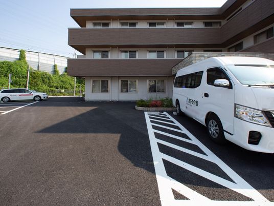 施設外観と駐車場