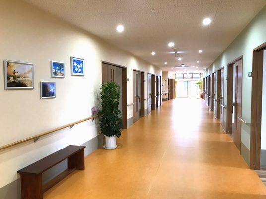 明るい廊下の風景