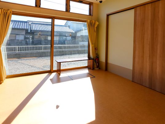 日差し入る広々和室
