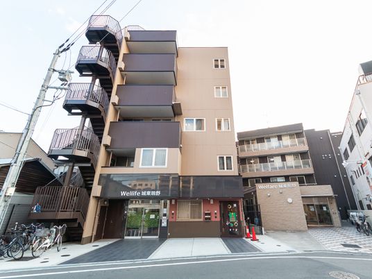 多階建ての建物の外観
