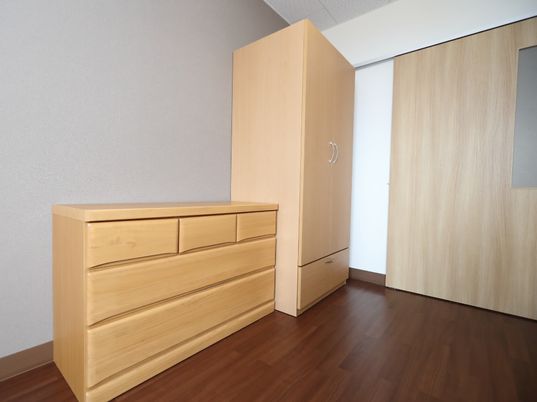 居室の木製家具と扉