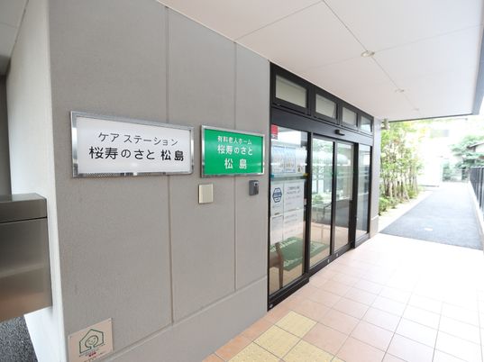 エントランスの見える廊下