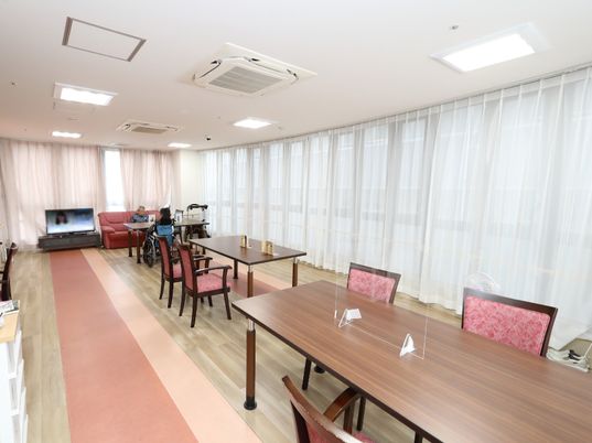 広々とした明るい食堂