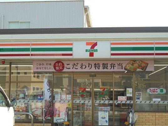 コンビニエンスストアの正面