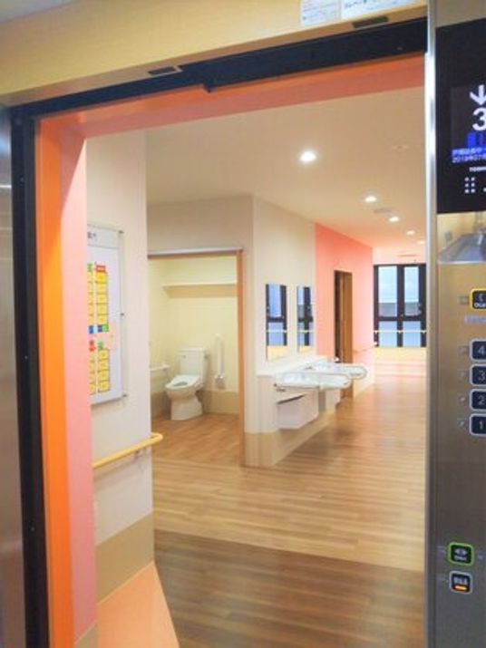明るいトイレと洗面台