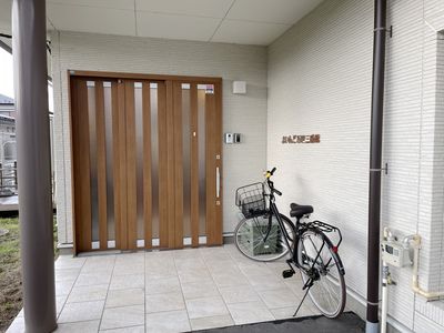 エントランスと自転車