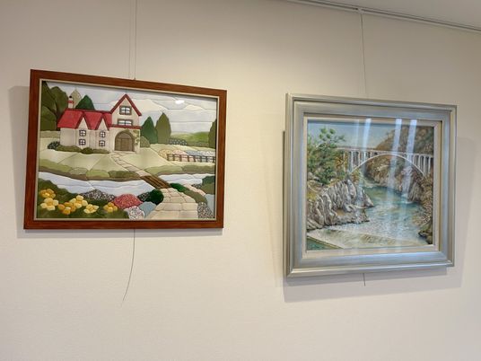 絵画が飾られた壁面