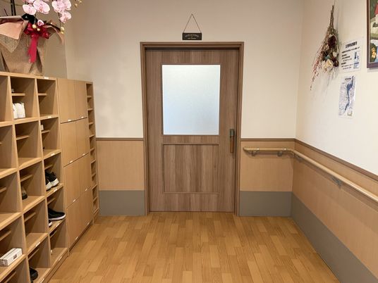 安全な出入口の廊下