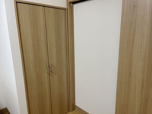 木目調のクローゼット扉
