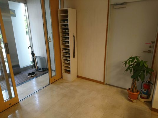 エントランスの明るい風景