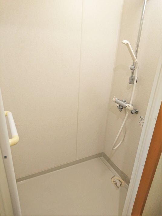 手すり付きシャワースペース