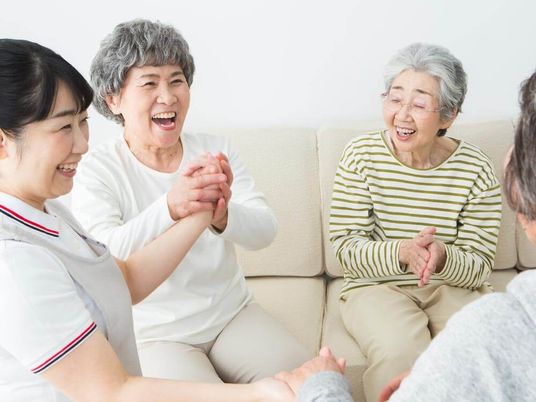 明るい対話のあるリビング