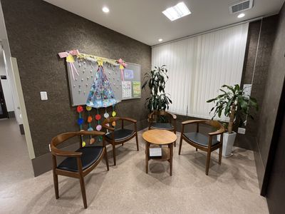 掲示物と椅子のある部屋