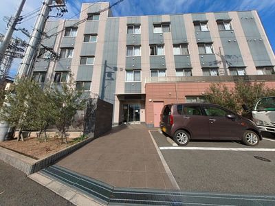 落ち着いた建物の外観