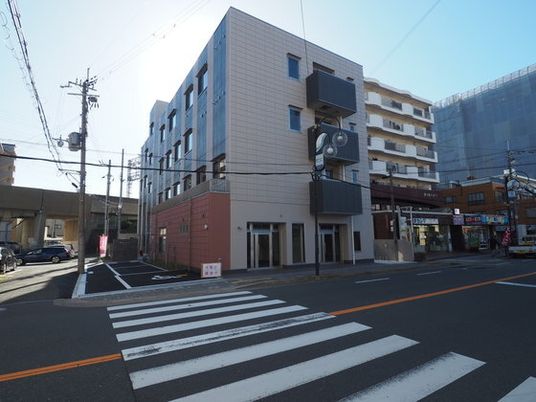 交差点に面した建物
