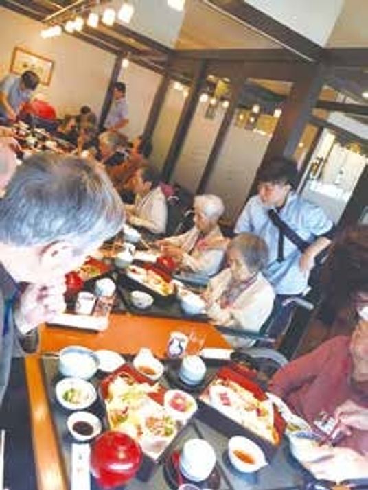 和風ダイニングでの食事風景