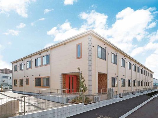 新築そうな外観の建物