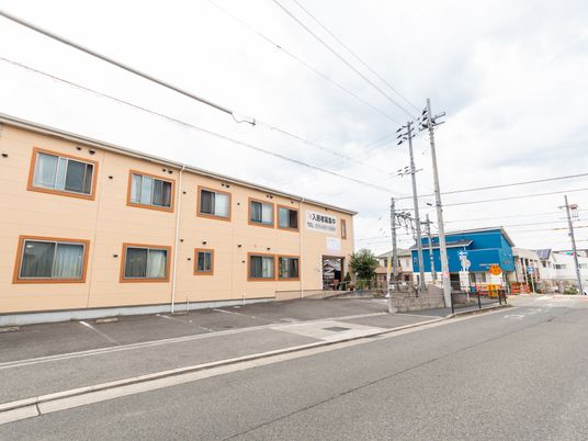 明るい外観の建物