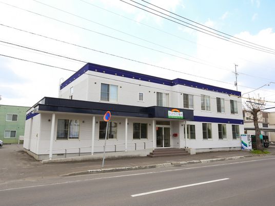 白基調の建物外観